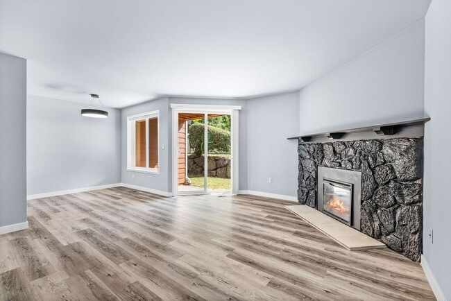 Building Photo - Large Remodeled 2bd, 1ba Condo Available i...