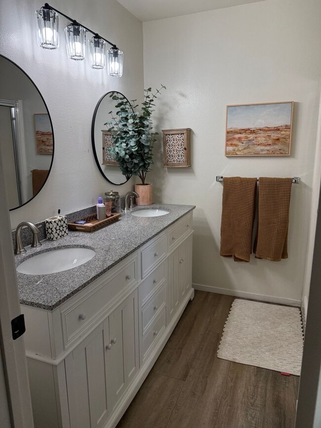 Building Photo - 4 Bed/3Bat