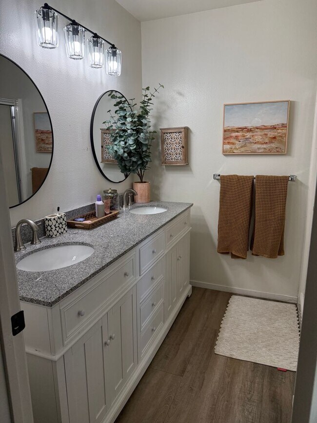 Building Photo - 4 Bed/3Bath