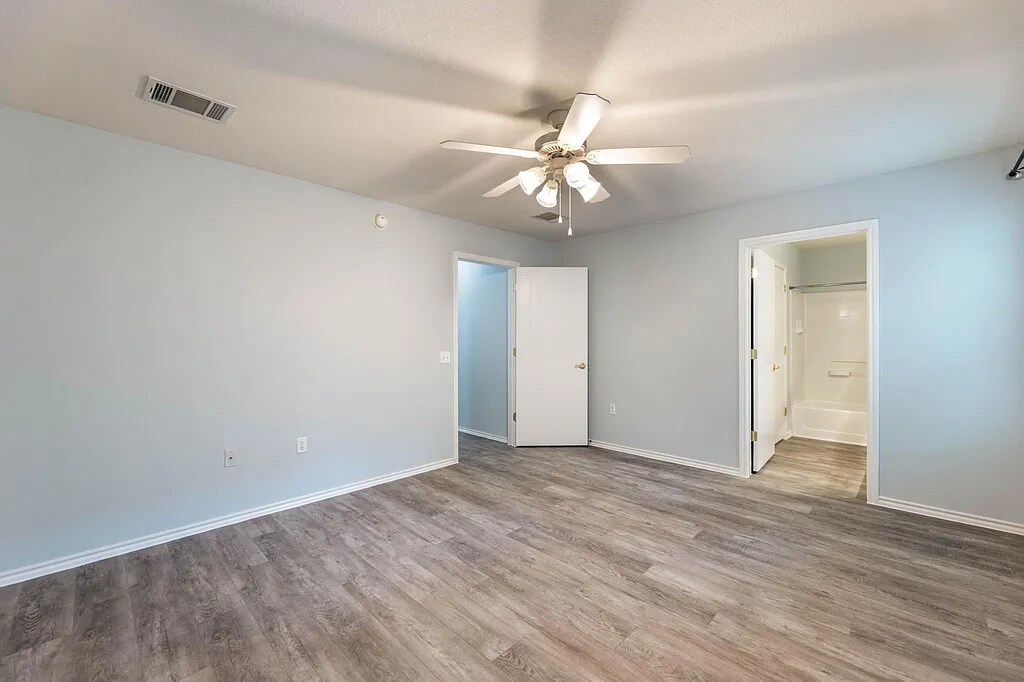 primary bedroom - 8719 Davis Oaks Trl