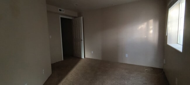 Building Photo - Spacious single family home in a quiet neighborhood