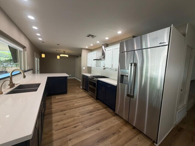 Building Photo - 9225 N Arroya Vista Dr W