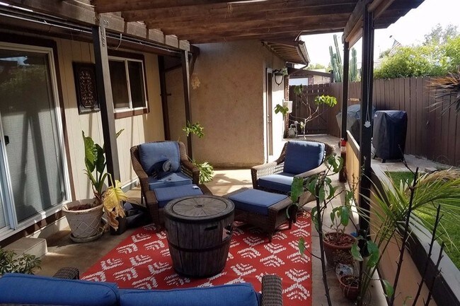 Double patio great for entertaining - 27711 Jade Ct