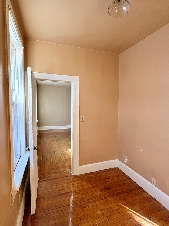 Building Photo - 207 E Burleigh St