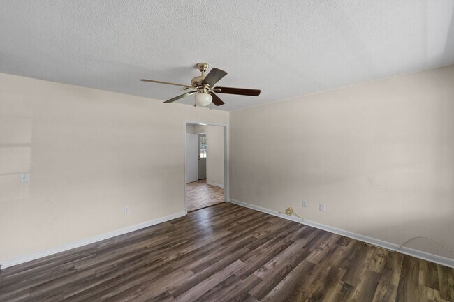 Building Photo - 234 Deerwood Dr