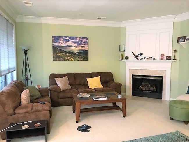 Building Photo - Beautiful Top Floor 2 Level 2 Bed 2.5 Bath...