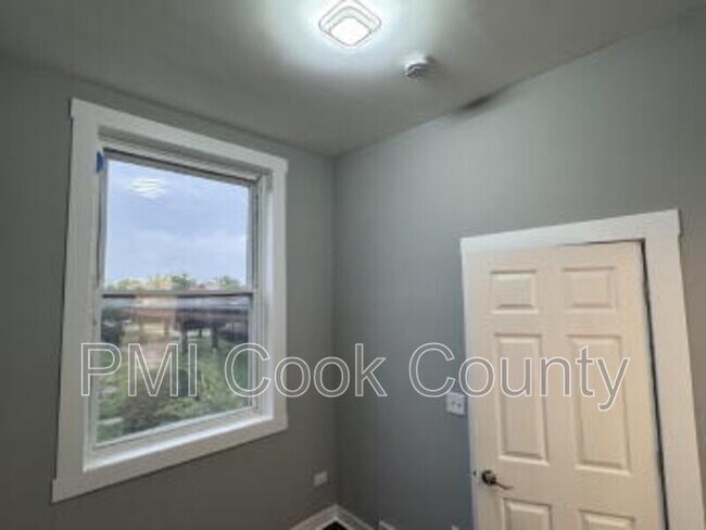 Building Photo - 1950 S Trumbull Ave