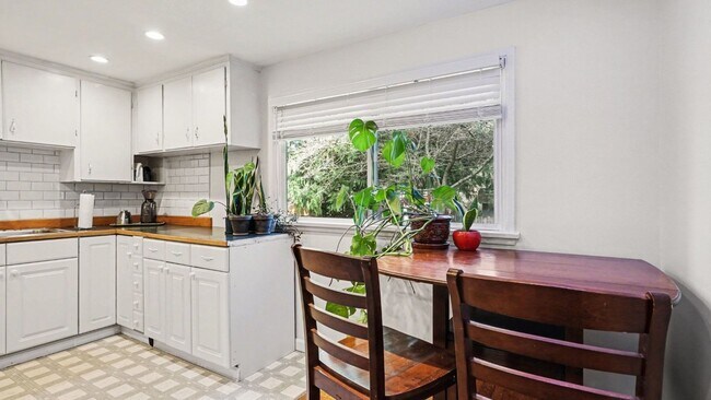 Building Photo - 2Bd/1Ba Shoreline House