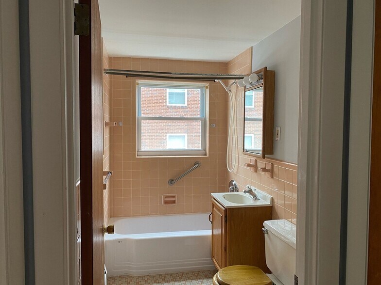 Building Photo - 40 Montvale Ave