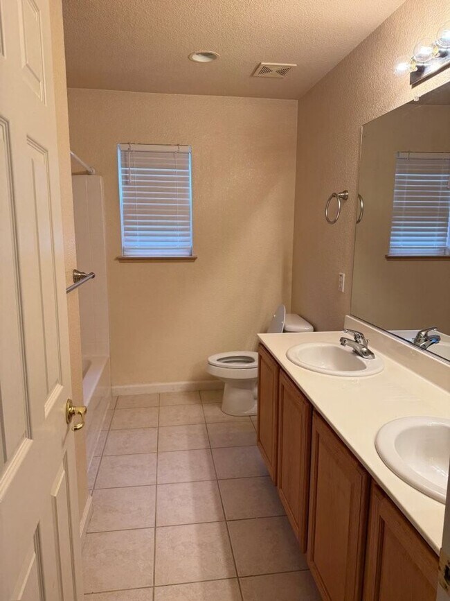 Building Photo - Modern 4 Bedroom w/ Loft Stonegate Area Vacaville *Star Rentals