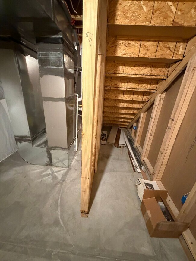 Building Photo - Renovated Milliken Home!