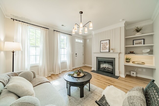 Building Photo - UPGRADES! Two Bedroom Townhouse in Charlotte