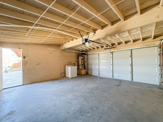 Building Photo - 29 Palms Home with Garage