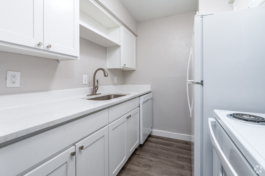 Laurel - 1BR, 1BA - 600SF - Kitchen - Gazebo Apartments (Denton, Tx)