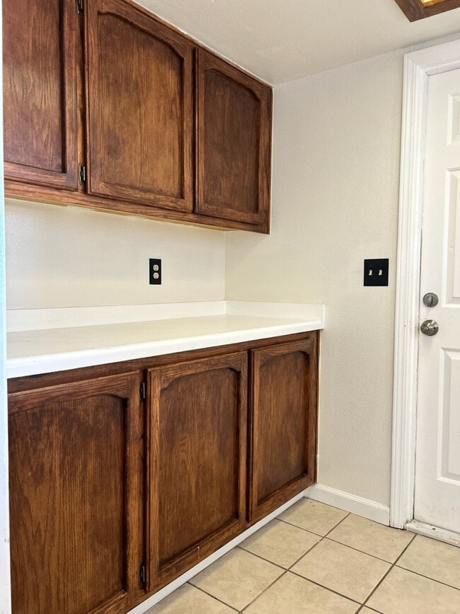 Building Photo - PLEASE CONTACT VAUGHN REALTY TO SET UP AN APPOINTMENT (760)446-6561