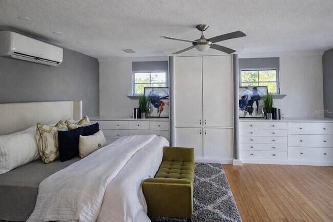 Building Photo - 205 25th Ave NE