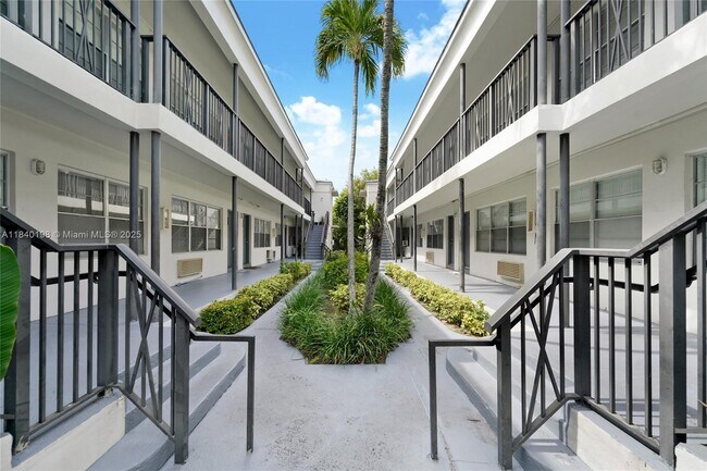 Building Photo - 966 Biarritz Dr