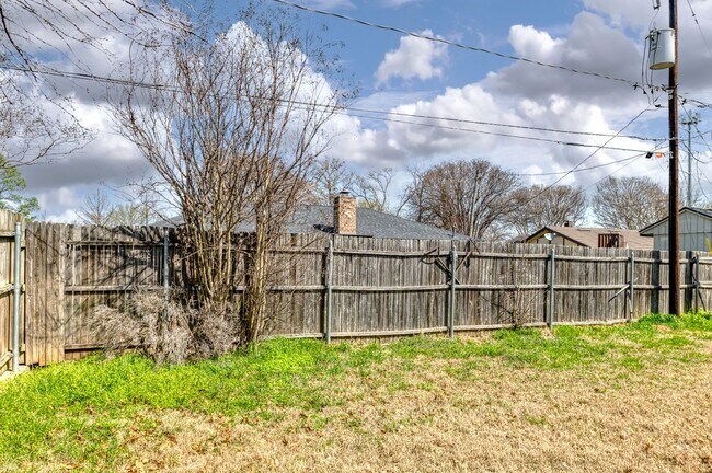 Building Photo - AVAILABLE NOW! BEAUTIFUL 3 BEDROOM HOME LO...