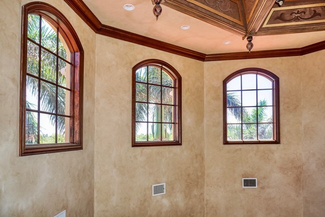 Building Photo - 1363 Oceanview Dr