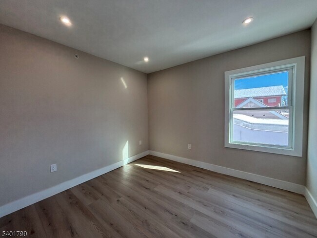 Building Photo - 136 Elm St