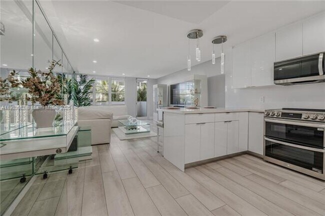 Building Photo - 100 Lincoln Rd