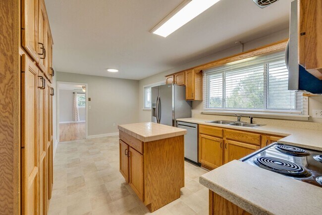 Building Photo - Beautifully updated 3 BR 1 BA home with ex...