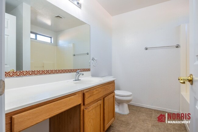 Building Photo - Great Home Located minutes from Freeway