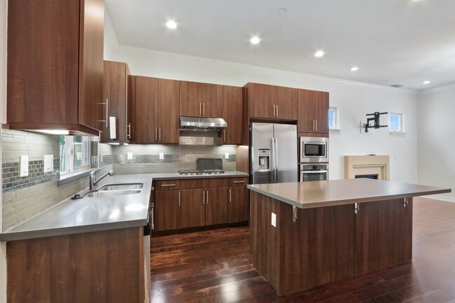 Building Photo - 908 N Santa Anita Ave