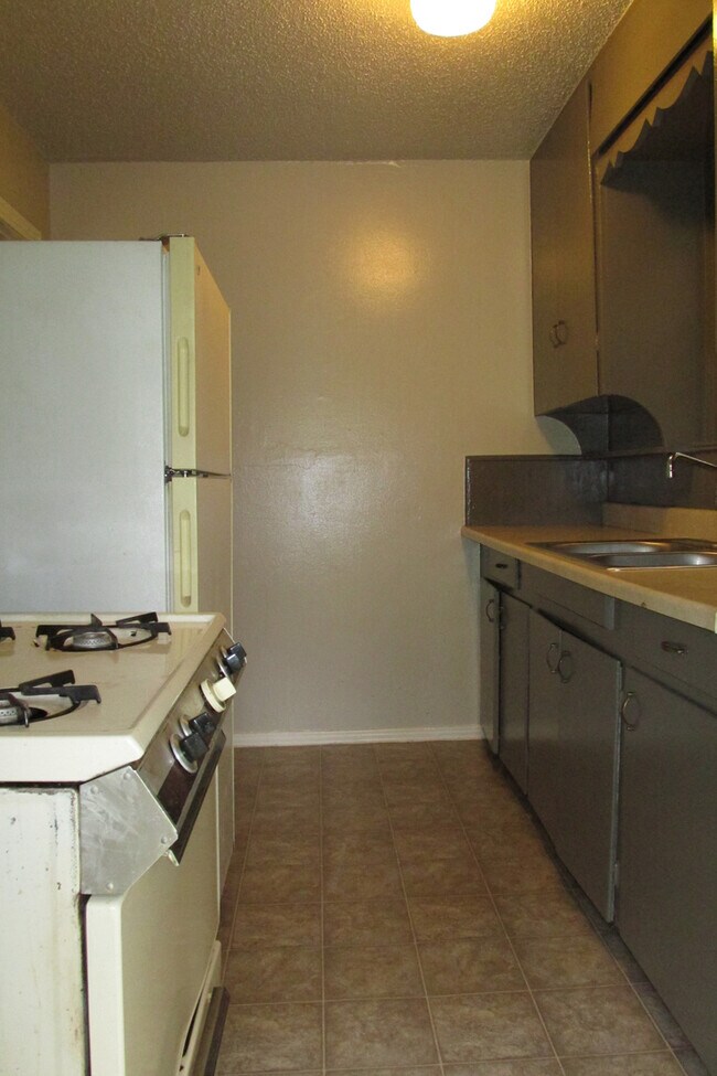 Building Photo - 2/1 with bonus room in Cherrywood Available August!