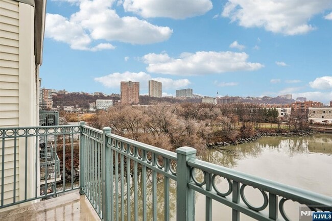 Building Photo - 343 The Promenade