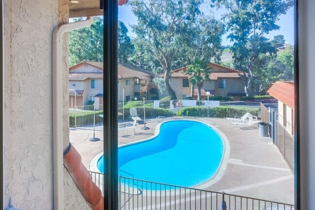 Building Photo - Cute Oceanside condo with garage parking!