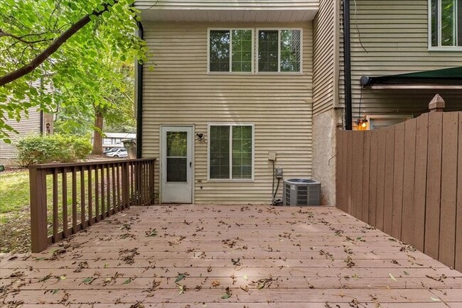 Building Photo - Beautifully Renovated Townhome For Rent In...
