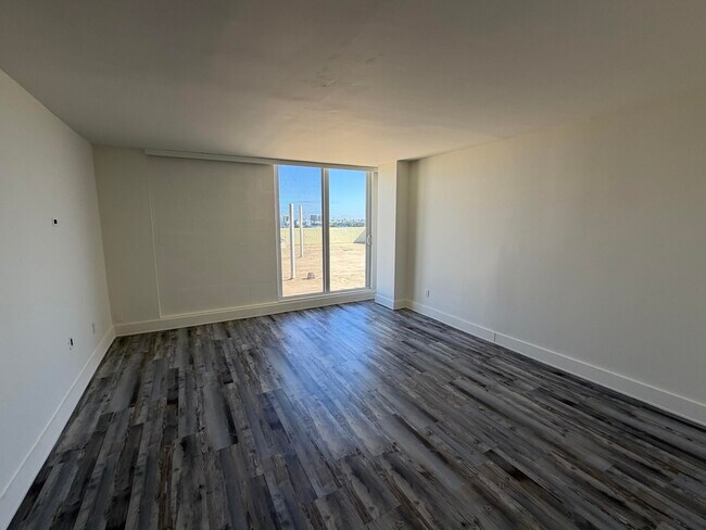 Building Photo - 2000 NE 135th St