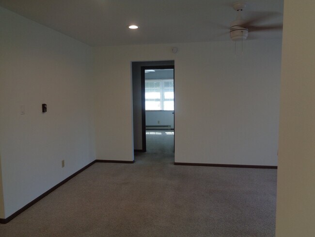 Building Photo - 126 Twin Oaks Dr