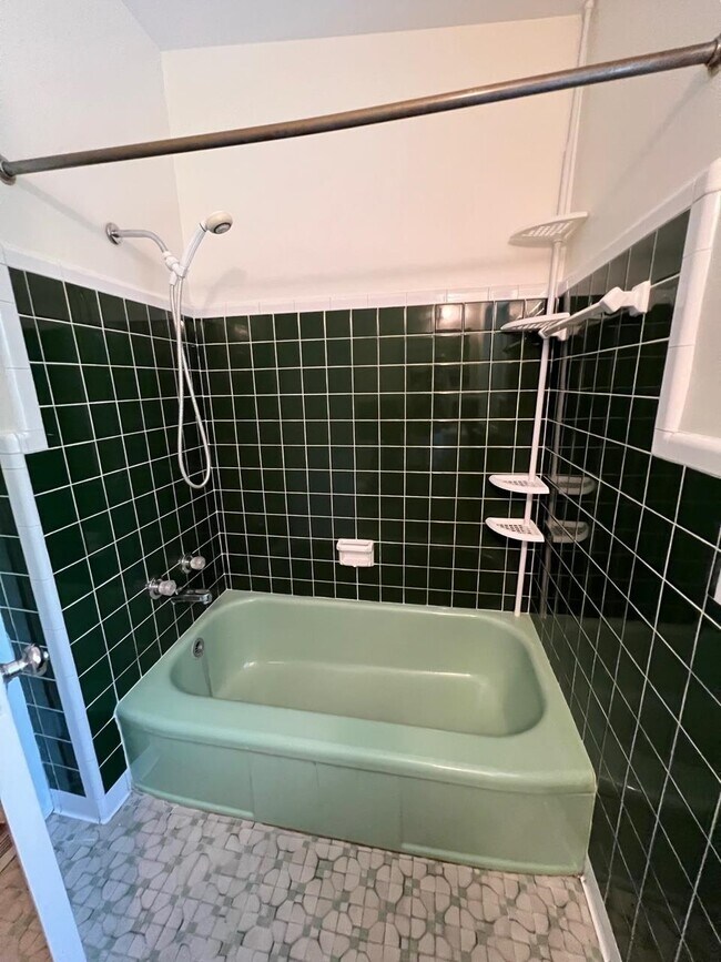 Building Photo - 2002 Chowkeebin Nene