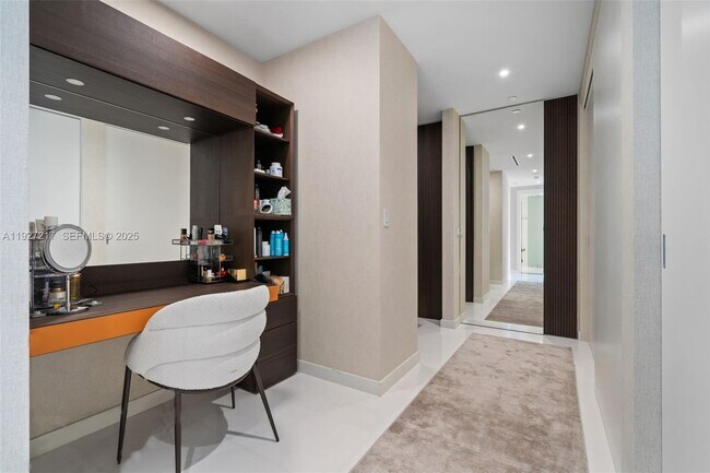 Building Photo - 300 Biscayne Blvd Way