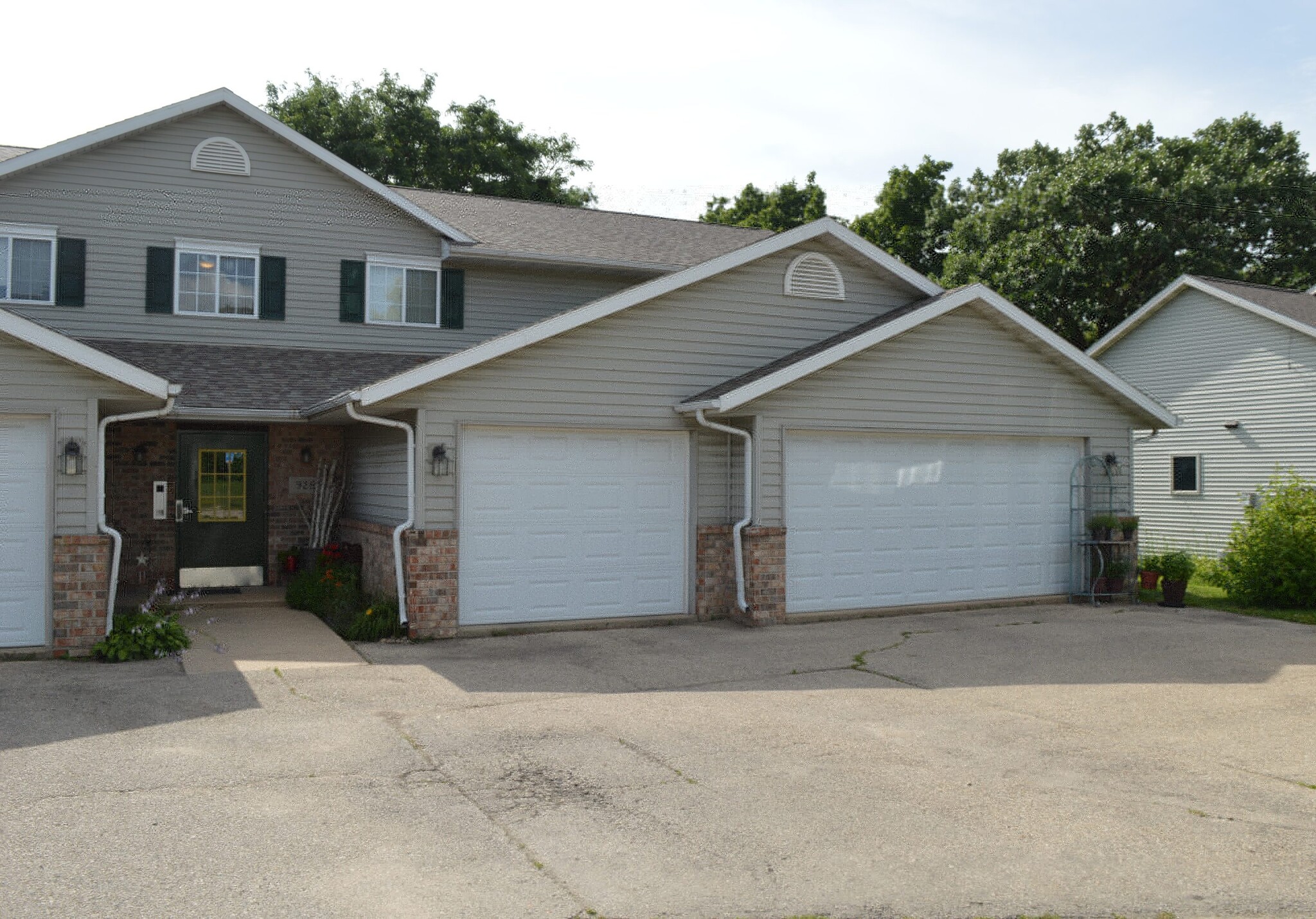 Building Photo - 928 N Thompson Dr
