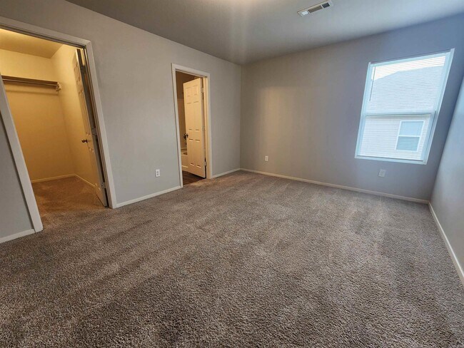 Building Photo - 2412 Kenneth Dr