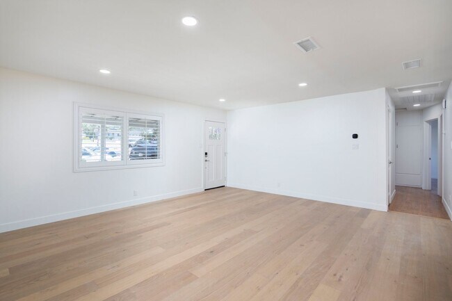 Building Photo - GORGEOUS Remodeled and Upgraded Beautiful ...