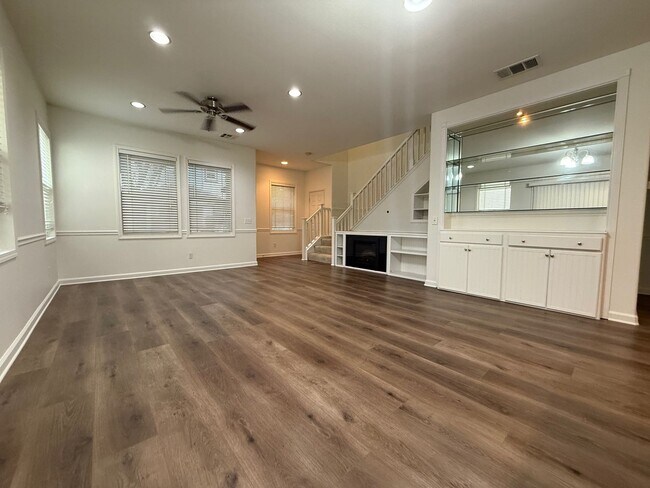 Building Photo - Spacious 3-Bedroom Townhome for Rent in Va...