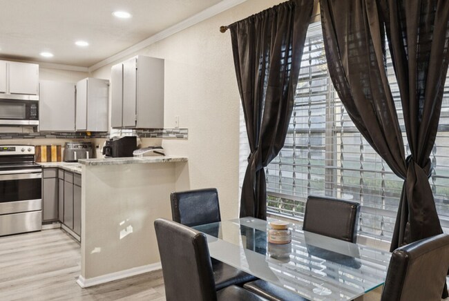 Building Photo - 923 Vance Jackson Rd