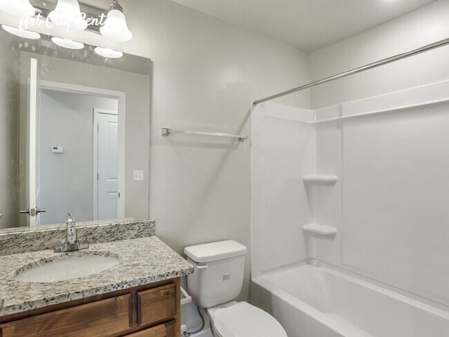 Building Photo - 3 Bedroom 2 Bath in Springville!!