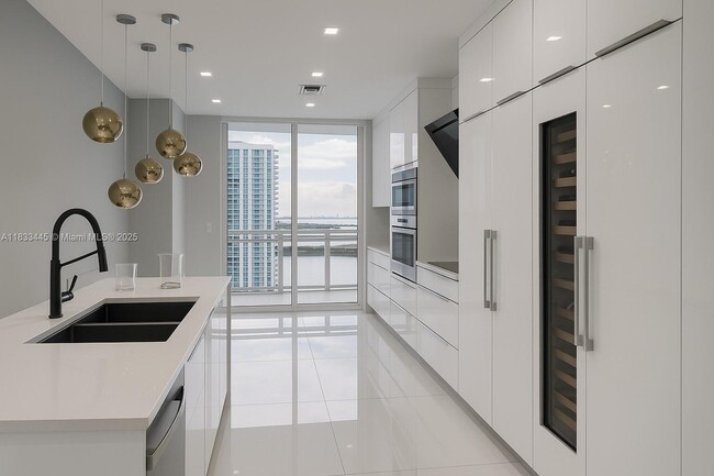 Building Photo - 901 Brickell Key Blvd