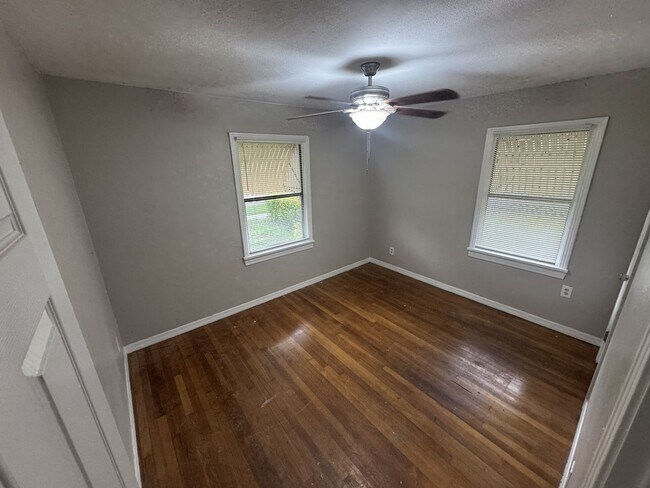 Building Photo - Three Bedroom One Bathroom Cottage in Palmetto Park, St. Petersburg