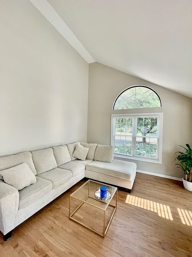 Building Photo - 27W220 Chelsea Cir