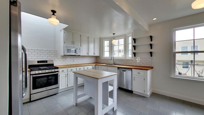 Building Photo - Lakeside 3 Bedroom / 3 Bathroom Single Fam...