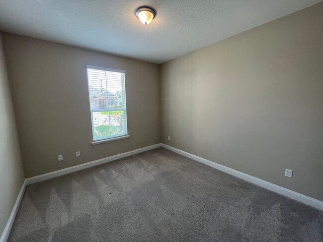 Building Photo - Beautiful 4/3 Carter Hall Home!