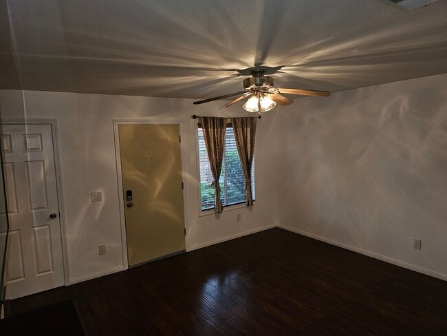 Building Photo - Remodeled 2bedroom 1.5 Bath Townhouse