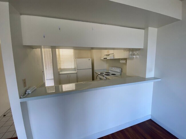 Building Photo - Makaha Valley Towers - One Bedroom