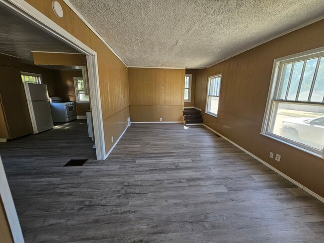 Building Photo - 3 bedroom home with fenced yard